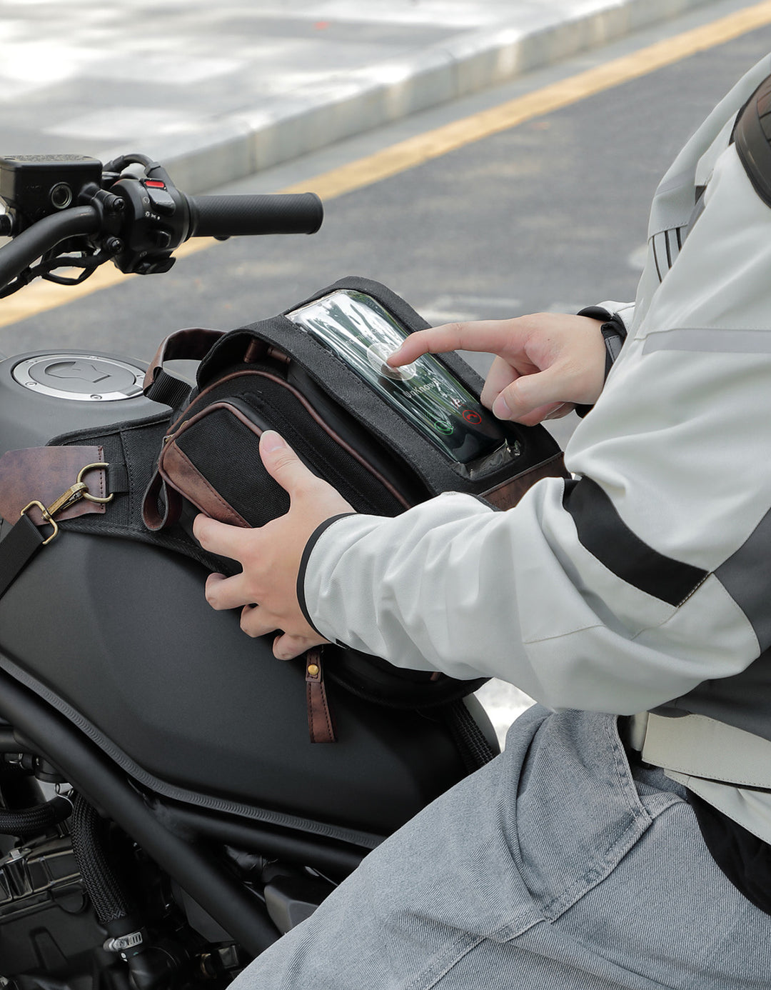 8.5L Expandable Tank Bag For Motorcycle Riding