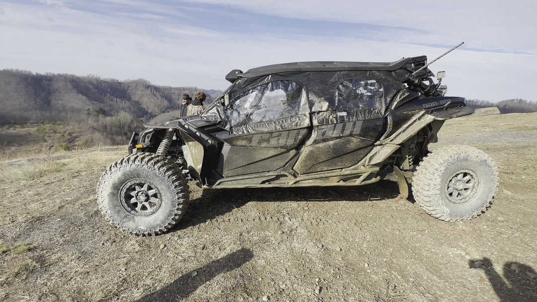 Las puertas superiores del recinto de la cabina blanda se adaptan a Can-Am Maverick X3 MAX